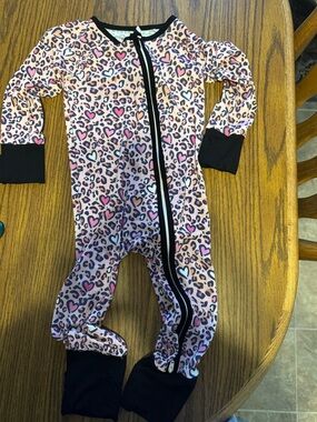 Kids Heart & Leopard Print One-Piece Pajamas bamboo - Pink with Black Trim
